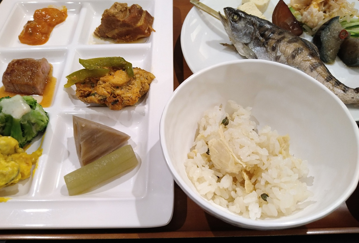 イワナや湯葉など地元食材も並ぶ夕食ビュッフェ