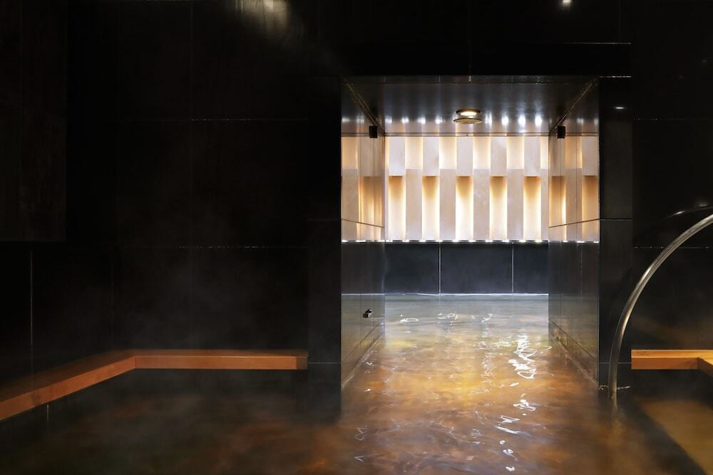 都心のど真ん中で温泉につかる4283634