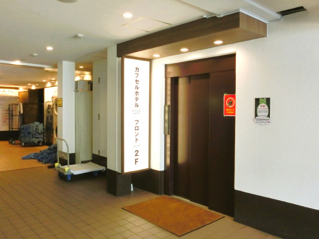 １階からエレベーターで２階へ