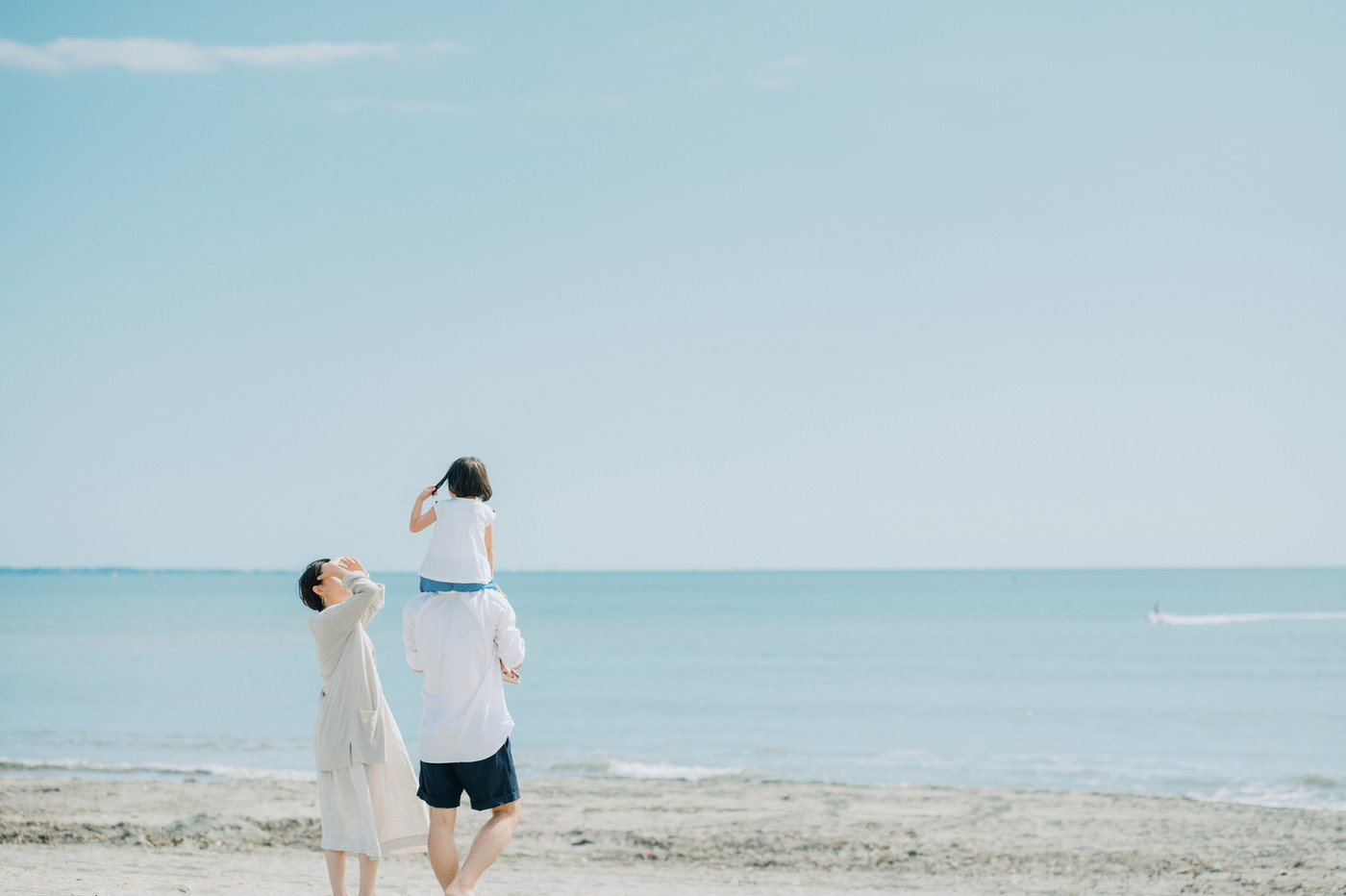 海水浴を楽しむ家族