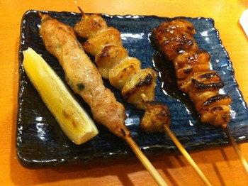 「串しん坊」料理 794804 左からつくね（199円）、ぼんじり（105円）、シロ（105円）