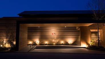 施設の正面 (日没後) / 2