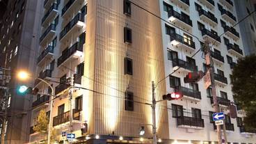 施設の正面 (日没後) / 2