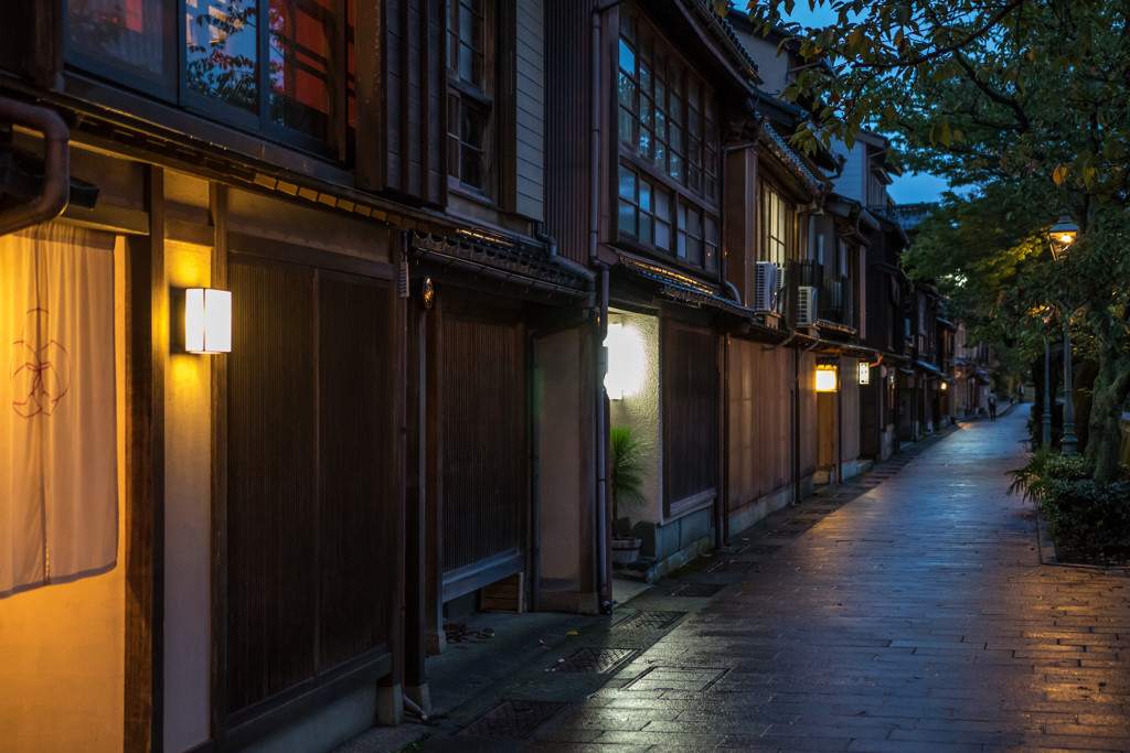 お茶屋街・古民家の通りを眺めて、城下町に親しむ旅4083982