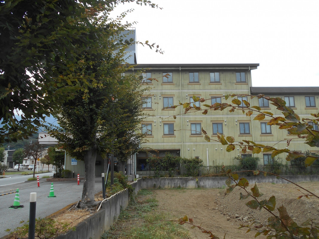 東側からの外観。玄関は東にあります。