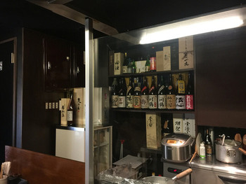 「炭火焼鳥　温－アツ」内観 1082495 店内の厨房カウンターより