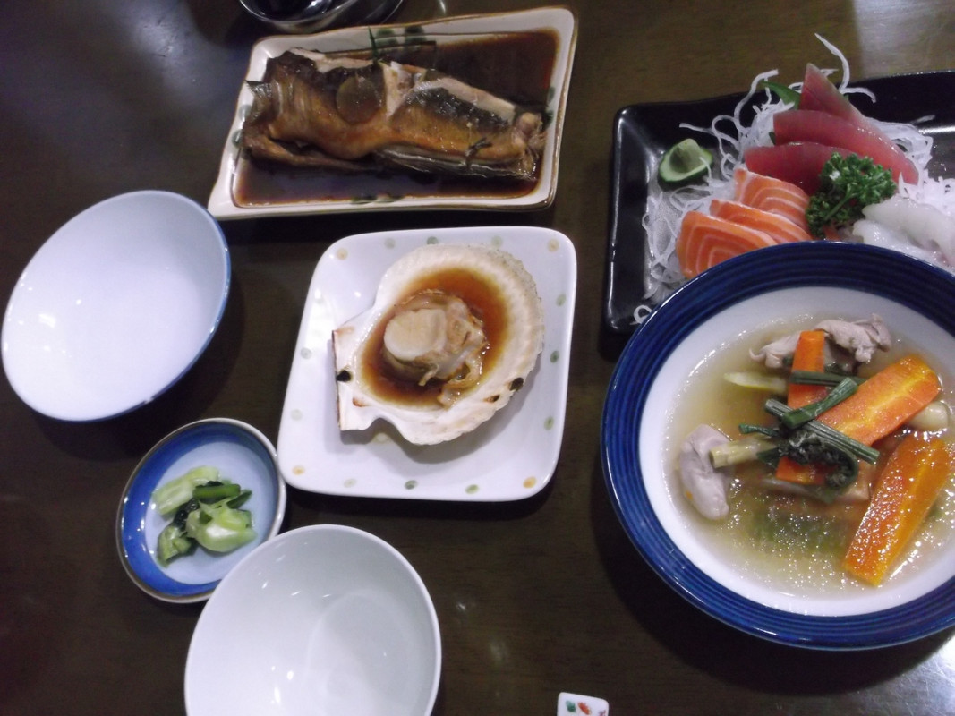 夕食。海の幸が並びます。