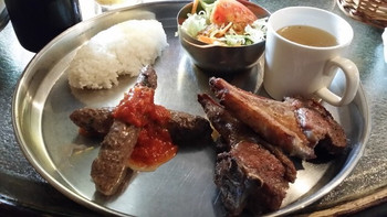 「Bistro ひつじや」料理 902663 スペアリブとシシカバブのセット（630円）は、安くてボリュームタップリだ♪