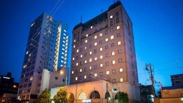 施設の正面 (日没後) / 6