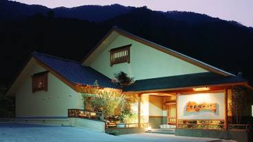 施設の正面 (日没後) / 1