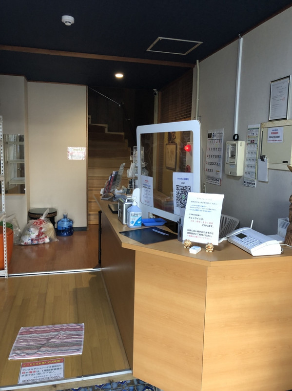 玄関を開けるとフロント