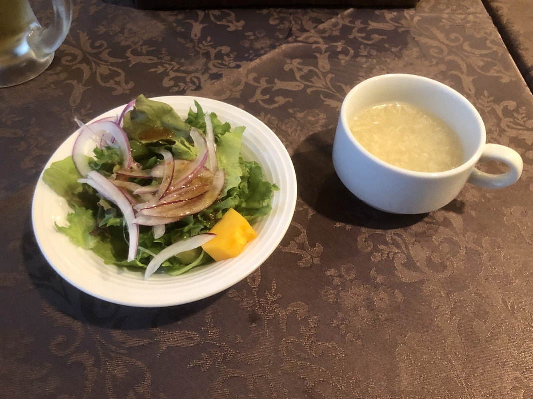 ランチのスープとサラダ