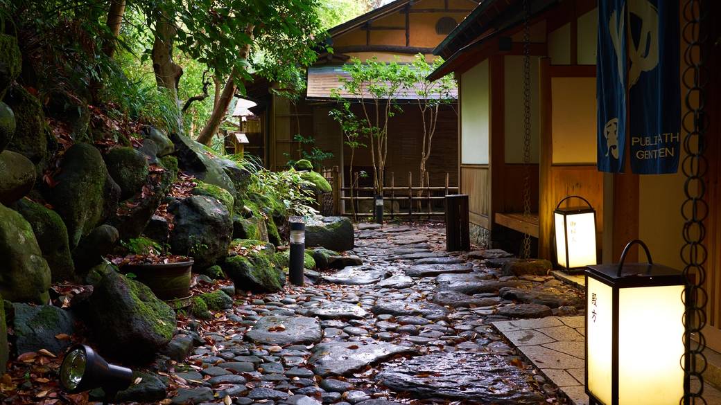 露天風呂への道中も風情たっぷり / 2