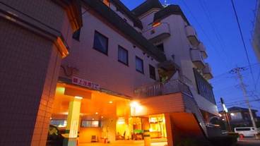 施設の正面 (日没後) / 1