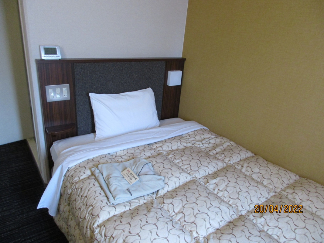 ベッドは広めだった。