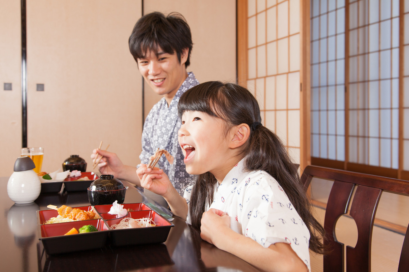 家族旅行　旅館で食事　いただきます