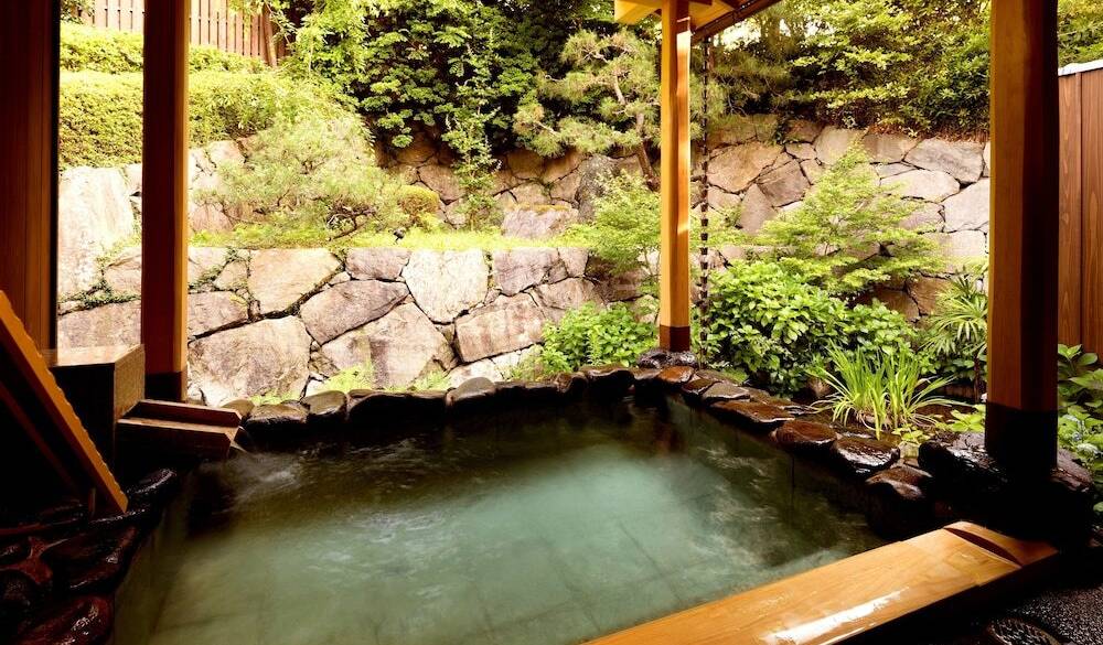 大浴場の露天風呂で
湯の花温泉を満喫 / 2