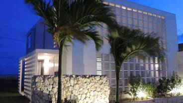 施設の正面 (日没後) / 1