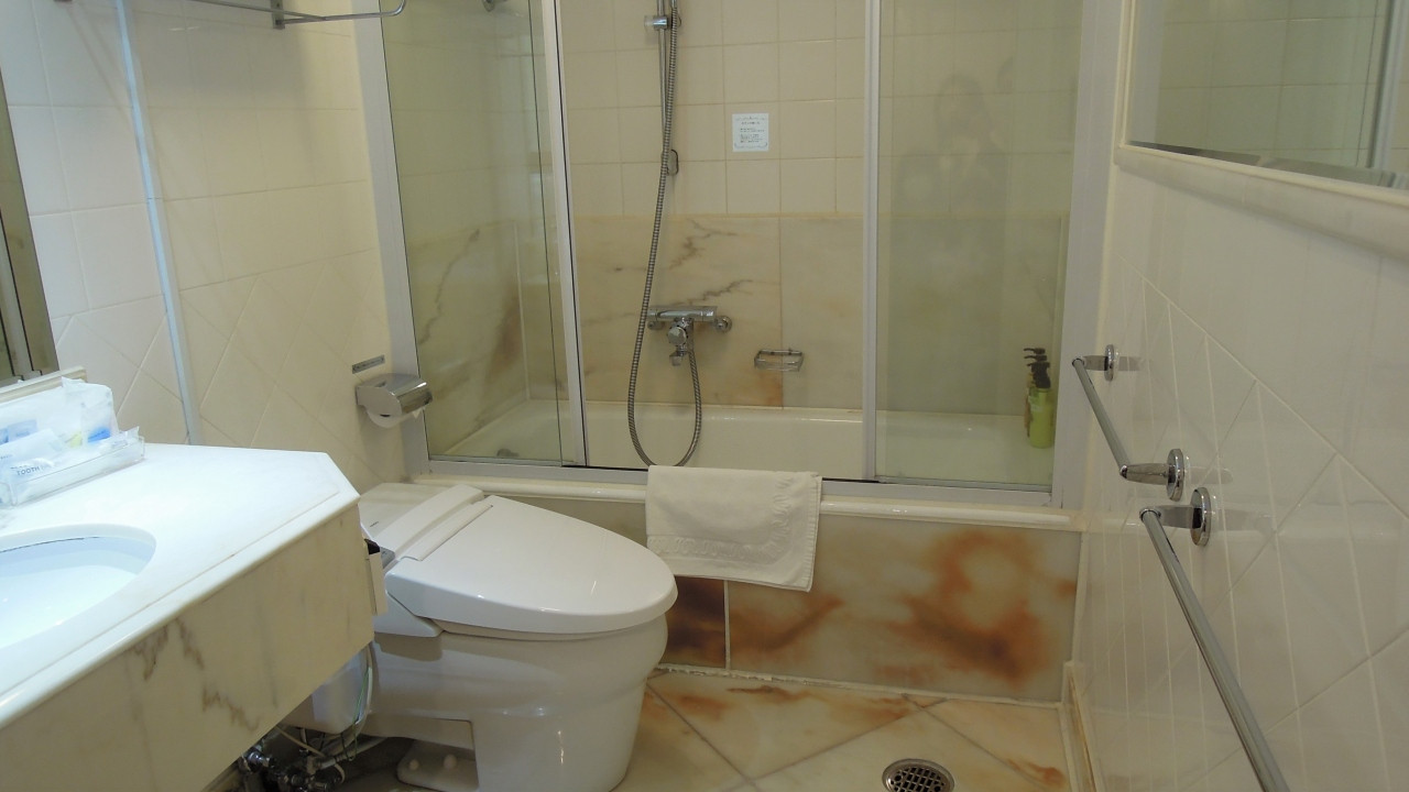 ガラスの仕切りはカーテンよりGOOD