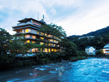 3.川のせせらぎをBGMに癒しの足湯タイム「ホテル河鹿荘」3914916