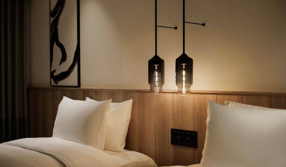 枕元にはUSBポートもあり / 4