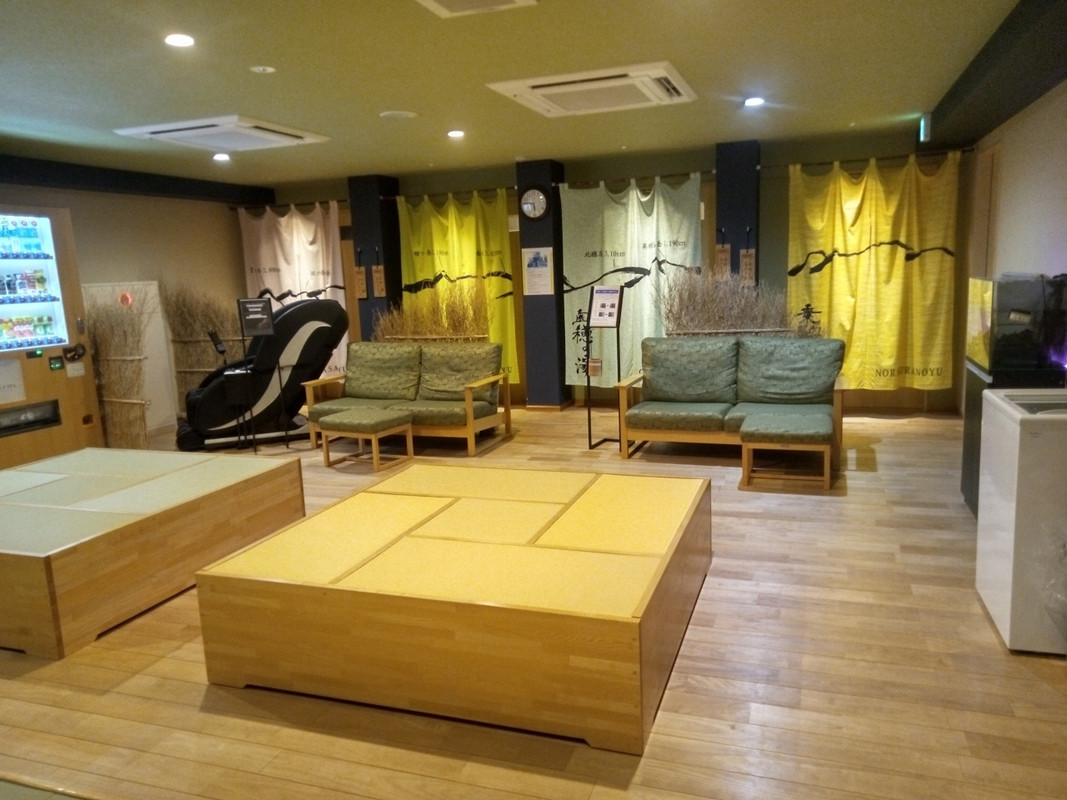 湯上り処です。夜は右側にアイスキャンディがあります。