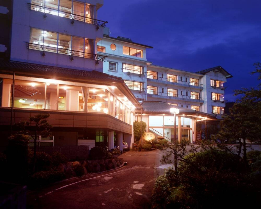 施設の正面 (日没後)