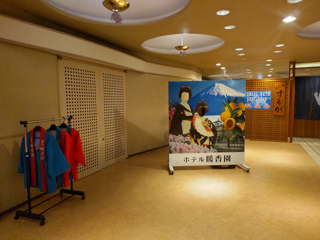 はっぴ着て記念撮影なんて、なんて温泉らしい！