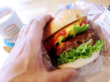 「BESNUG」料理 1007368 持ちきれないサイズのハンバーガー
豪快に食べるのが良いですね！