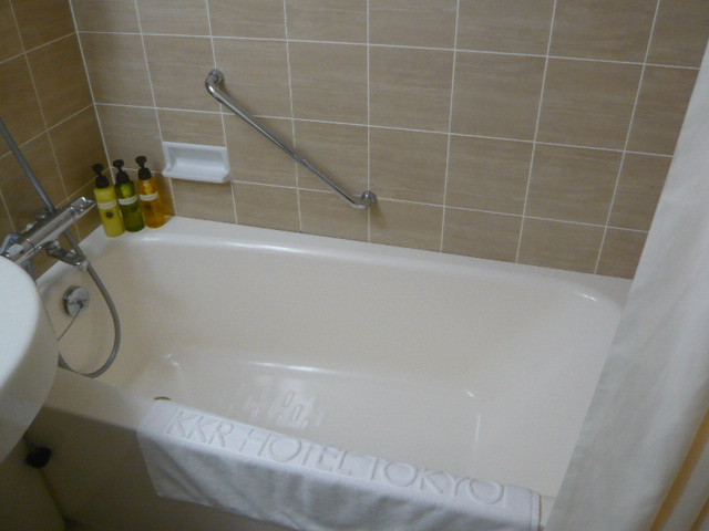 ＫＫＲホテル東京の客室の風呂です。ゆったりできて、満足です。