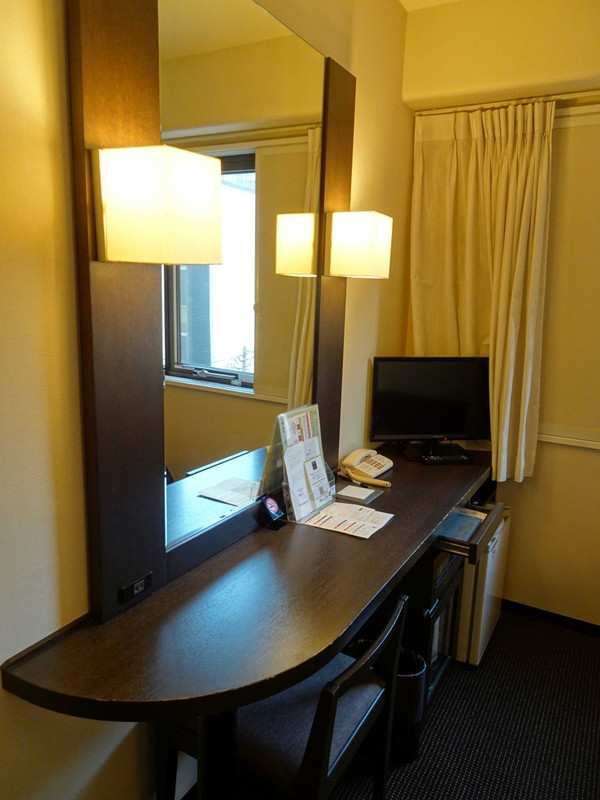 普通のテーブルとテレビ