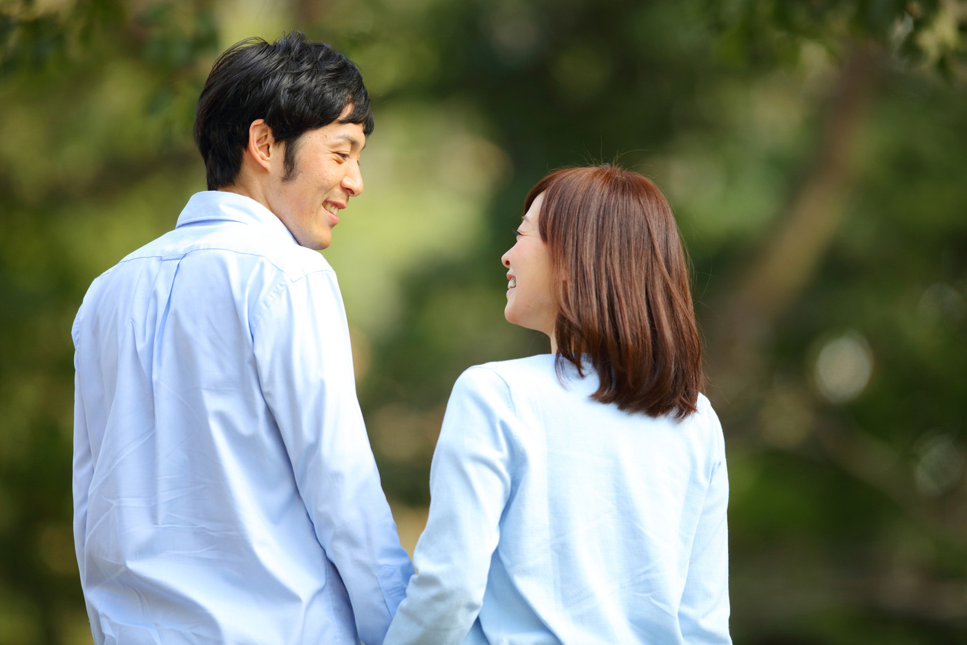 ミドル夫婦　後ろ姿