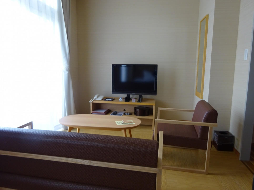 ソファーセットが別に有るので広めですよね。