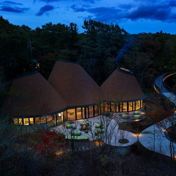 「Books&Cafe」で暖炉を囲んで読書やお喋りを楽しんで3699227