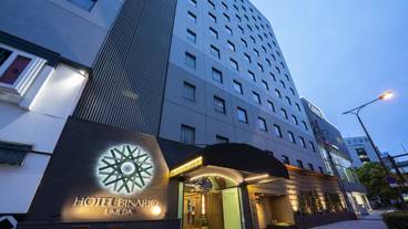 施設の正面 (日没後) / 1