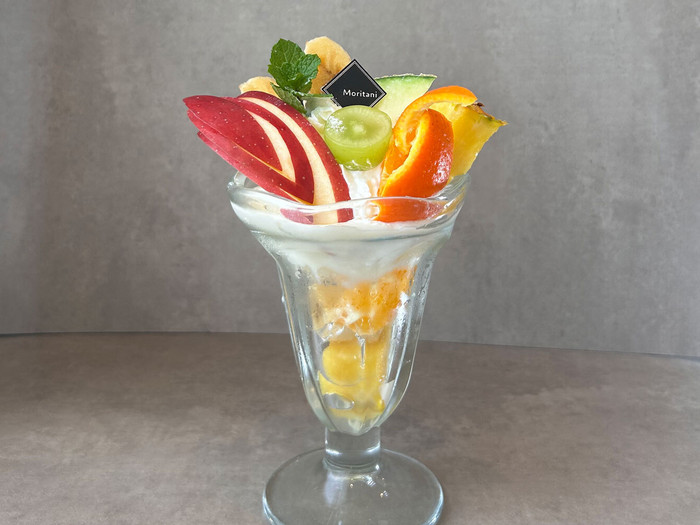 益田特産のメロンやブドウなど、数種類の季節の果物が贅沢に入ったフルーツパフェ。煌めくフルーツにうっとり…