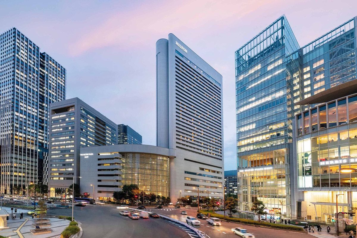 施設の正面（夕刻）