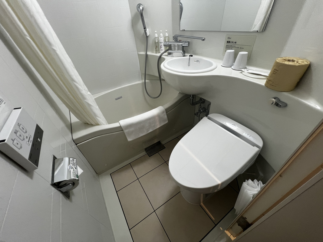 お部屋のバスルームも狭いめ