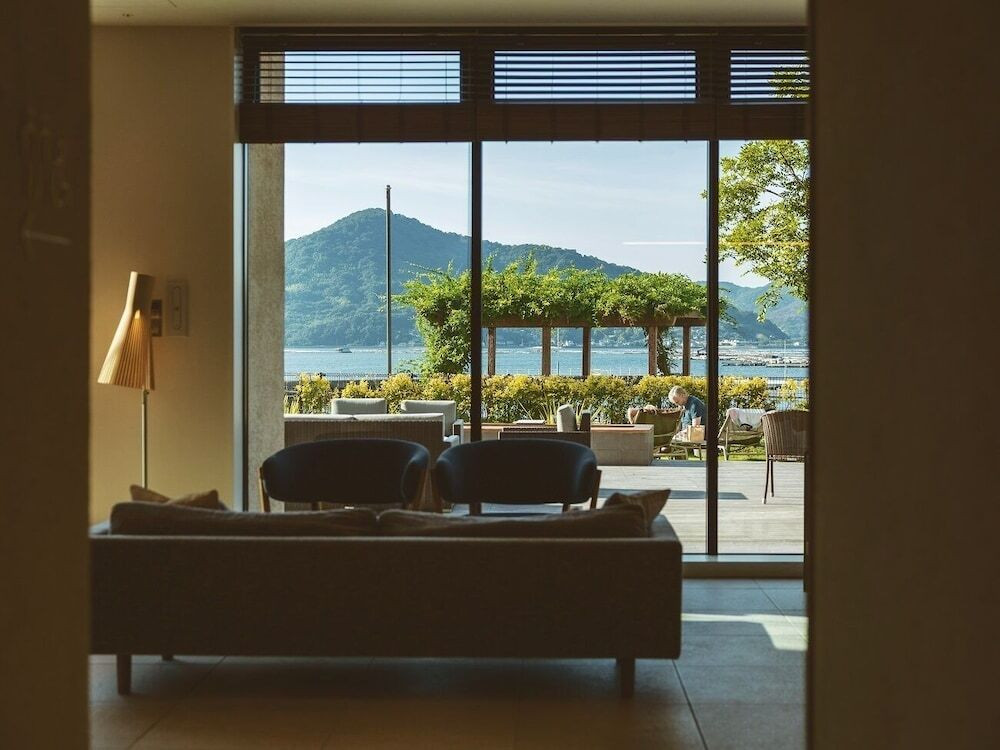 ロビーラウンジ