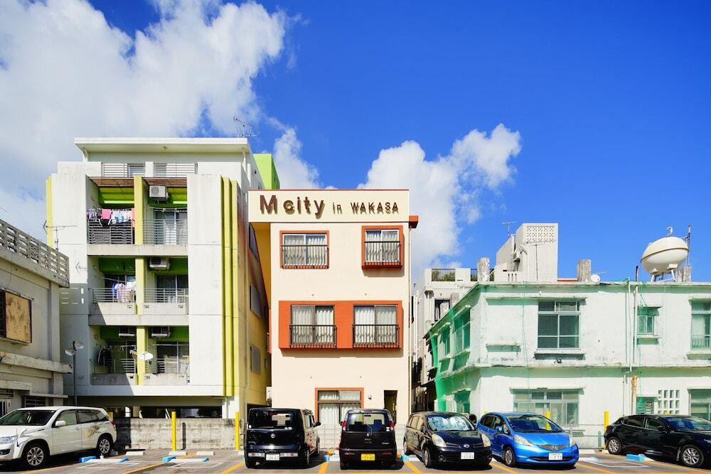 施設の正面 (日没後)