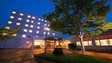 施設の正面 (日没後) / 7