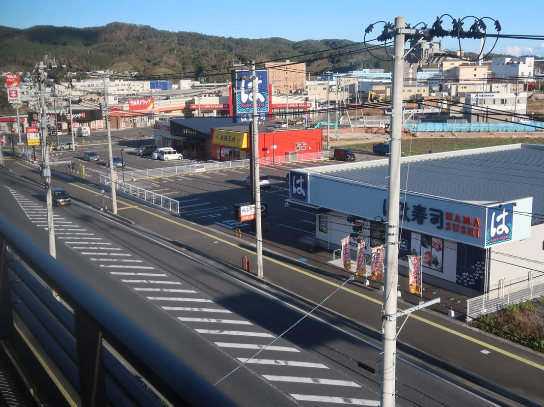 …新しく出来た店舗が並ぶ町並みが見えます。