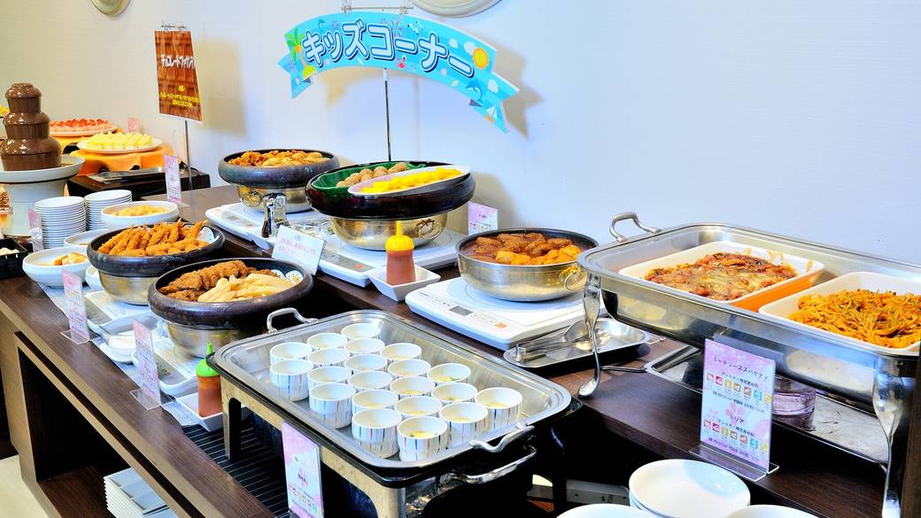 カニの食べ放題も！
夕食バイキングに舌鼓 / 5