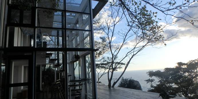 Izu Cliff House 国立公園内の秘境にある絶景 モダニズム建築（静岡県 旅館） / 1