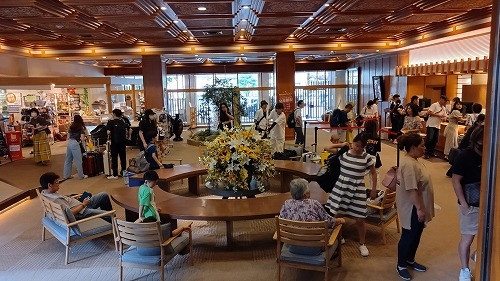 にぎわうロビー