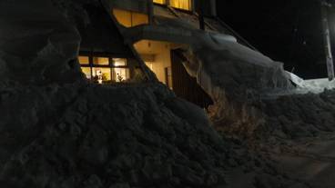 施設の正面 (日没後) / 3