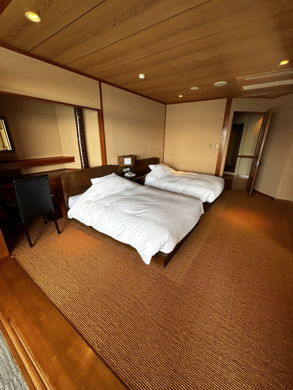 古い施設のリノベーションのため、古いところ(スイッチや靴箱)と新しい(水回り)が混在しているような感じでした。 / 2