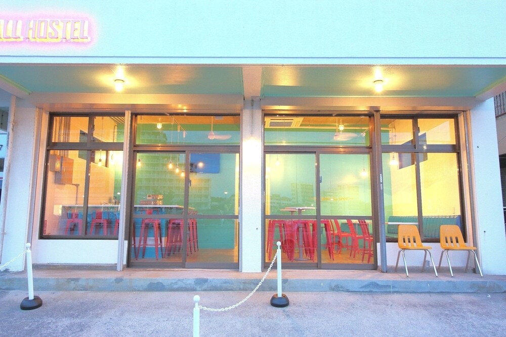 施設の正面 (日没後)