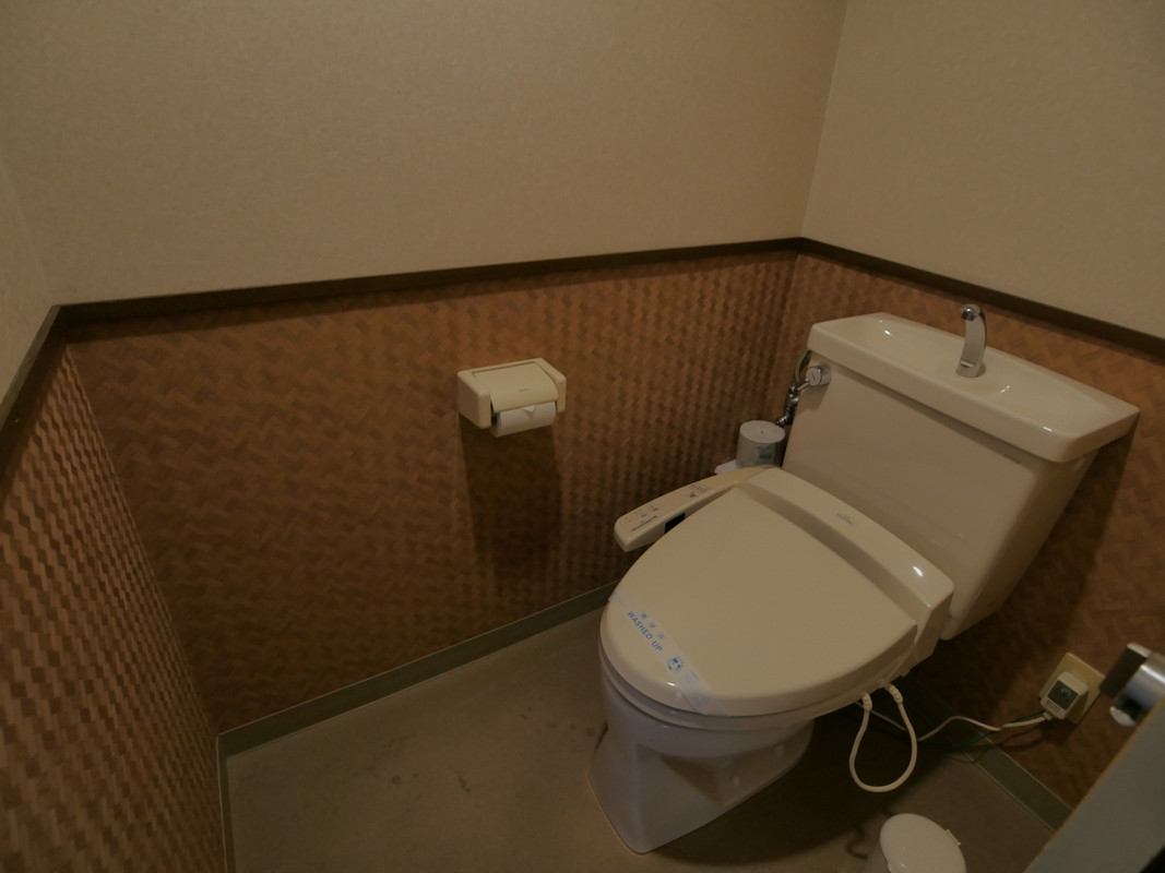 部屋トイレはウォシュレット。