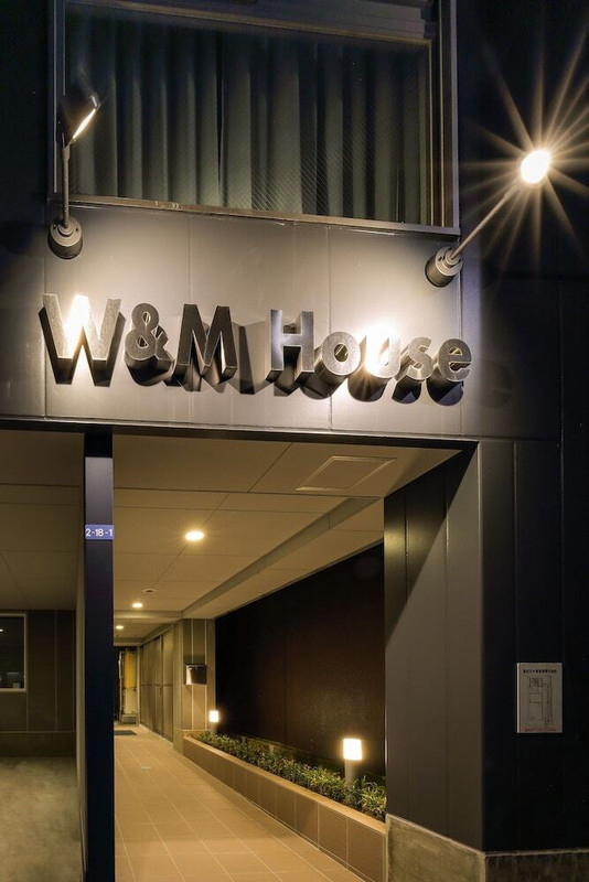 施設の正面 (日没後)